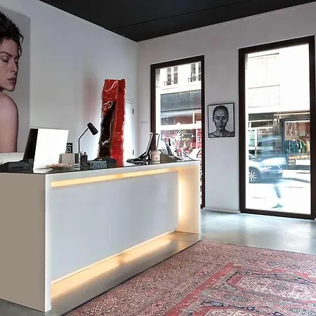 Banks Hotel *