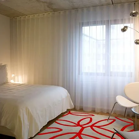 Banks Hotel *